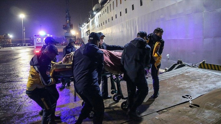 TCG İskenderun gemisiyle Mersin'e getirilen yaralılar hastanelere irsal edildi