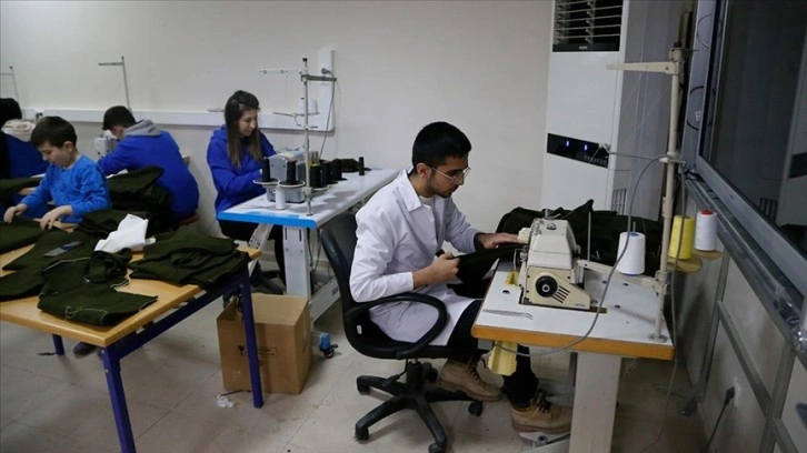 Tekirdağ'da ortaöğretim öğrencileri depremzedeler düşüncesince bere, çorap ve battaniye üretiyor