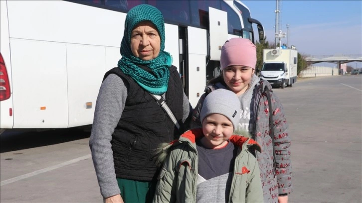 Torunlarıyla savaştan kaçan Azerbaycanlı avrat Türkiye'ye ulaşmanın mutluluğunu yaşıyor