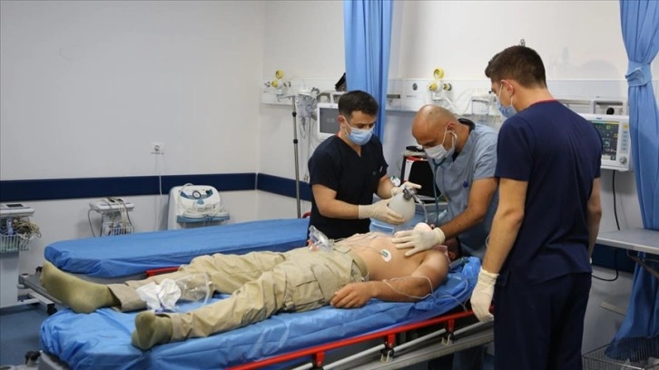 TSK Trablus'taki kusursuz kuvvetli hastanede Libyalı düzenlilik personeline esenlik hizmeti veriyor