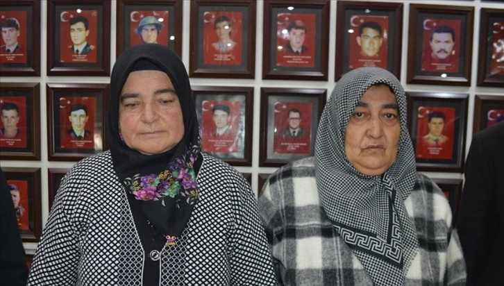 Tunceli'deki yıldırı saldırısında şehit bulunan askerlerin annelerini 