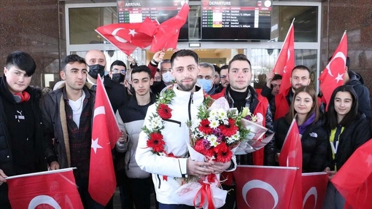 'Uçan Türk', Erzurum'da çiçeklerle karşılandı