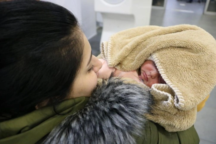Ukrayna’da sığınakta doğan 5 günlük minik kız bebeği Türkiye’ye geldi
