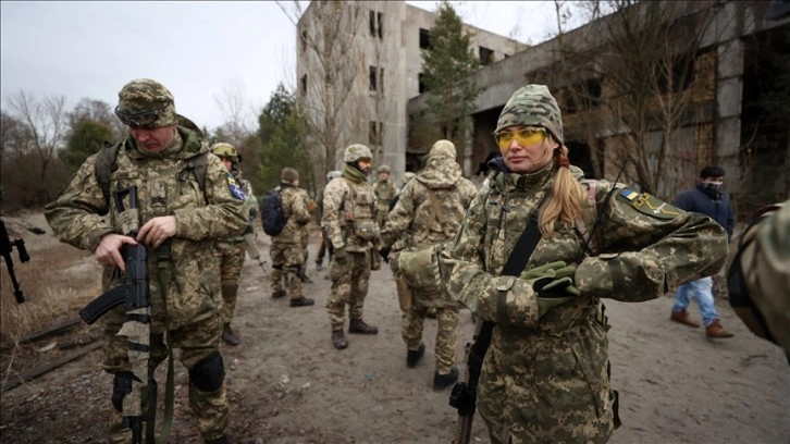 Ukrayna'da siviller gözyaşı sınırlandırılması olmadan askere çağrıldı