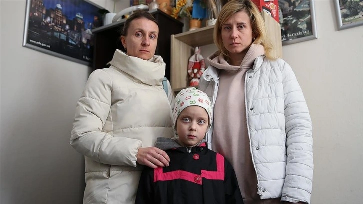 Ukraynalı anne, mücadelesi "oyun" sanan kızıyla Antalya'ya kardeşinin yanına sığındı