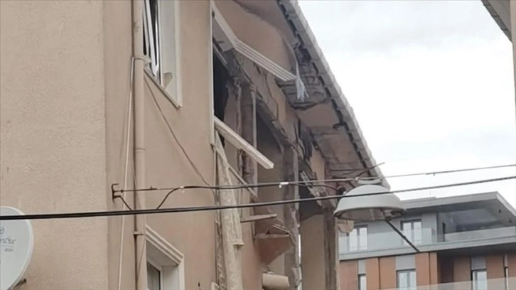 Üsküdar'da 3 eğik yapının yukarı katında patlama