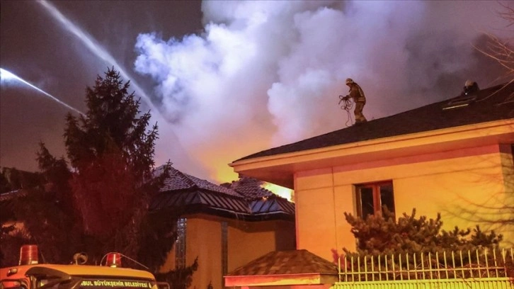 Üsküdar'da dü kıvrık binada çıkan yangın söndürüldü