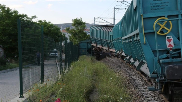 Yozgat'ta yük treninin vagonunun devrilmesi dolayısıyla Ankara-Kayseri demir hat ulaşıma kapandı