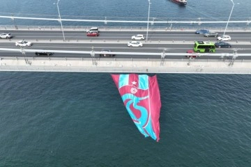 15 Temmuz Şehitler Köprüsü’ne asılan Trabzonspor bayrağı havadan görüntülendi