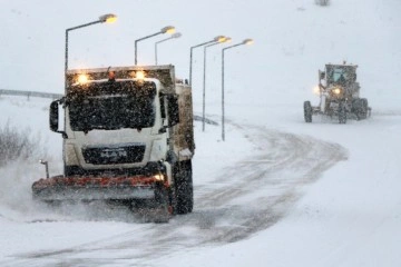 2190 rakımlı Kızıldağ geçidinde kar ve tipiden ulaşım ağır tonajlı vasıtaların geçişine kapatıldı