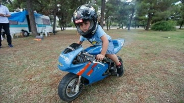 3,5 yaşındaki Ömer Ali küçük motosikletini kurnazlıkla kullanıyor