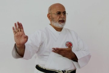 70'lik karateci gençlere taş çıkartıyor