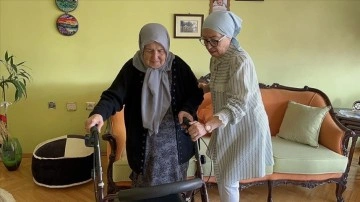 89 yaşındaki annesine çocuk kabil bakıyor