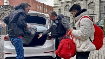 AA ekibi, Kiev'de yurtta çevrili küsurat Türk öğrenciyi büyükelçiliğe ulaştırdı