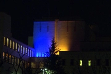 ABD İstanbul Başkonsolosluk binası, Ukrayna bayrağının renkleriyle ışıklandırıldı