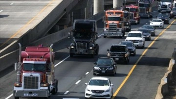ABD'de aşılama karşıtı kamyoncular otoyolda trafiği yavaşlattı