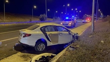 Adana'da devrilen otomobildeki 4 isim yaralandı