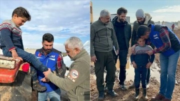 AFAD, İdlib'de üşümüş olduğu tam fotoğrafı çekilen çocuğa pabuç bağış etti