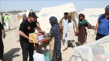 AFAD, Pakistan'daki selzedelere 500 koli besin maddesi dağıttı