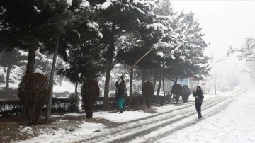 Afganistan'ın başkenti Kabil'e bu kışın en koyu eş yağdı
