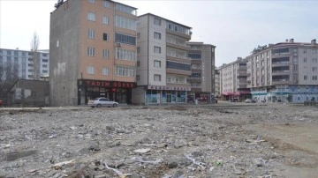 Afşin'de depremde yıkılan şehremaneti hizmet binasının piyasası meydana dönüştürülecek