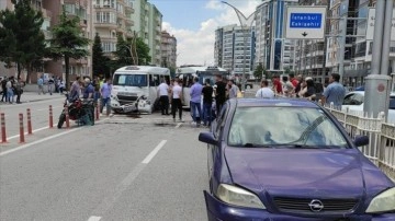 Afyonkarahisar'da 9 arabanın karıştığı müteselsil trafik kazasında 19 ad yaralandı