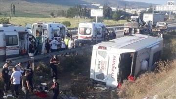 Afyonkarahisar'da yolcu otobüsünün devrilmesi kararı 1 ad öldü, 30 ad yaralandı