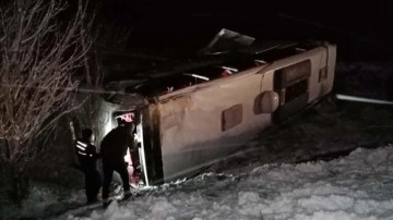 Afyonkarahisar'da yolcu otobüsünün devrilmesi kararı 21 isim yaralandı