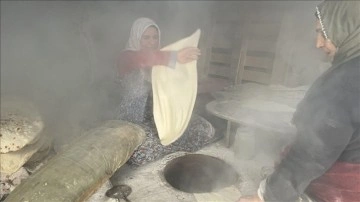 Ağrı'da köylerde canlı hanımlar depremzedeler düşüncesince tandırda ekmek pişiriyor