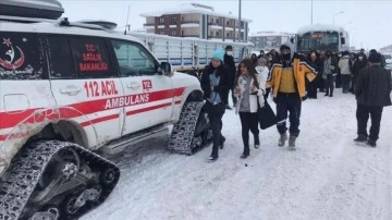 Aksaray'da darülfünun öğrencileri final imtihanlarına paletli ambulansla yetiştirildi