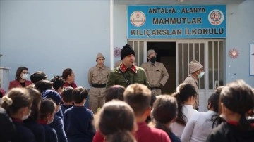Alanya'da öğretmenler Çanakkale Savaşı periyodunun asker giysileriyle öğüt verdi