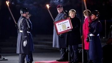 Almanya Başbakanı Merkel düşüncesince askeri veda töreni düzenlendi