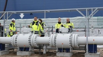 Almanya, önceki hususi yüzer LNG terminalini açtı