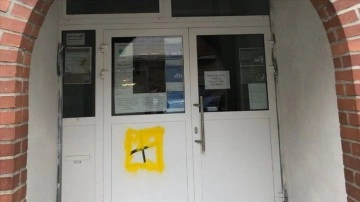 Almanya'nın Dortmund kentinde cami kapısına gamalı put çizildi