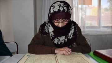 Amasyalı Nazmiye büyük ana 91 yaşlarında Kur'an okumayı öğreniyor