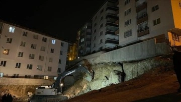 Ankara'da bitişiğindeki yapım emek vermesi zımnında hasar gören 2 bina boşaltıldı