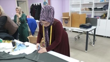 Ankara'da hanımlar depremzedeler düşüncesince eşofman takımı dikiyor