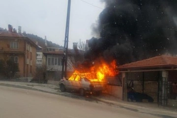 Ankara'da yanan otomobil itfaiye ekipleri tarafından söndürüldü