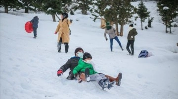 Antalya Akseki'de vatandaşlar, düzmece ve leğenlerle ski yaparak meşime keyfini çıkardı