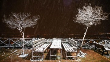 Antalya şehir merkezine kar yağdı