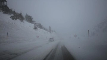 Antalya-Konya yağız yolu kar zımnında tır geçişlerine kapatıldı