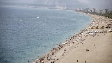 Antalya sahillerinde neşe hareketliliği yaşanıyor