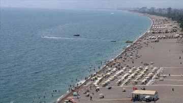 Antalya sıcak hava dolayısıyla sahillerde çokluk yaşanıyor