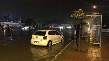 Antalya'da can alıcı yağmur zımnında su baskınları yaşandı