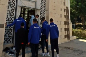 Antalya'da kamp yapan Süper Lig ekipleri Cuma namazını ‘Dinler Bahçesi’nde kıldı