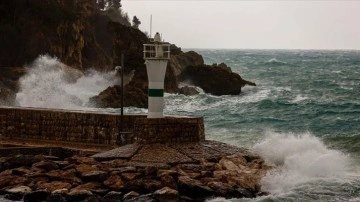 Antalya'da çıpa rüzgar ve sağanak can alıcı oluyor