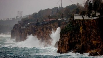 Antalya'da güçlü yel ve yağmur can alıcı oluyor