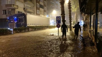 Antalya'da güçlü yağmur sere bozukluk oldu