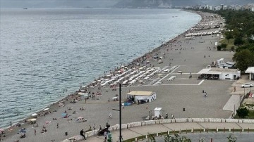 Antalya'da hamam hava, site sakinleri ile turistleri sahillere çekti