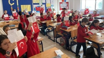 Antalyalı küçük öğrenciler önce mektuplarını terörle uğraş fail Mehmetçik'e yazdı